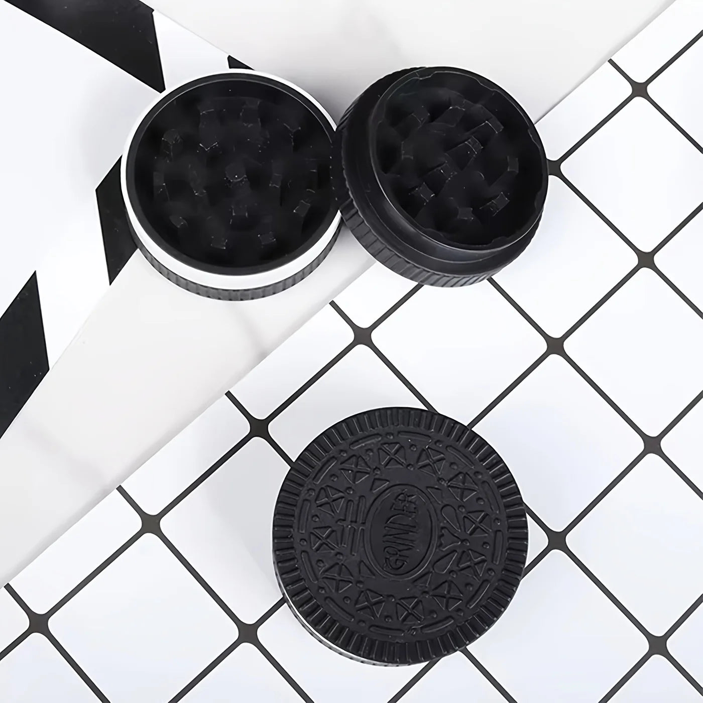 Cookie Shape Manual Spice Grinder – Portable 2.2-Inch Mill